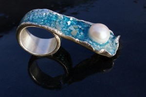 Art Clay Silver, pearl and UV resin by Inge Verbruggen 